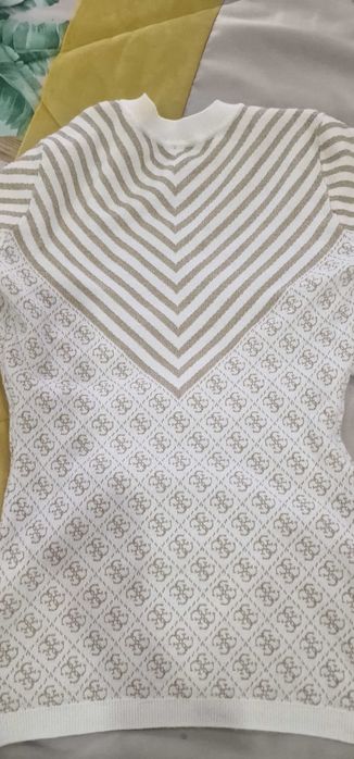 Malha Guess bege e dourado