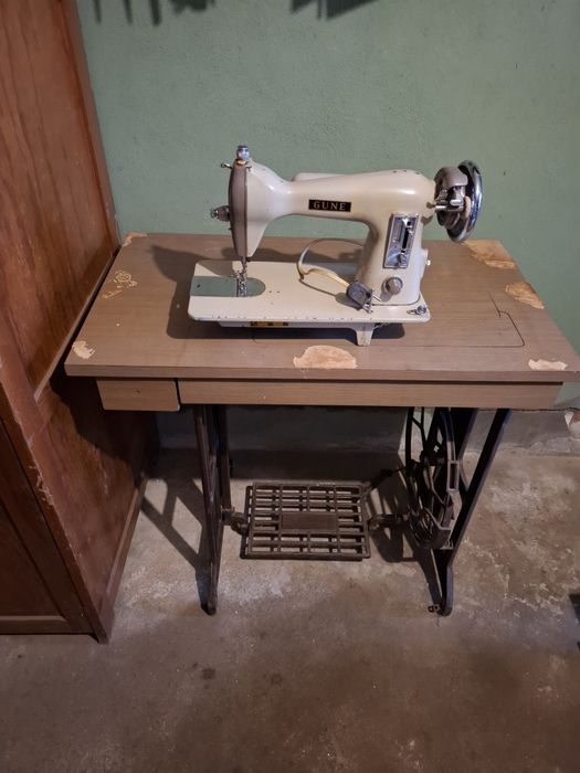 Mesa e máquina de costura antiga