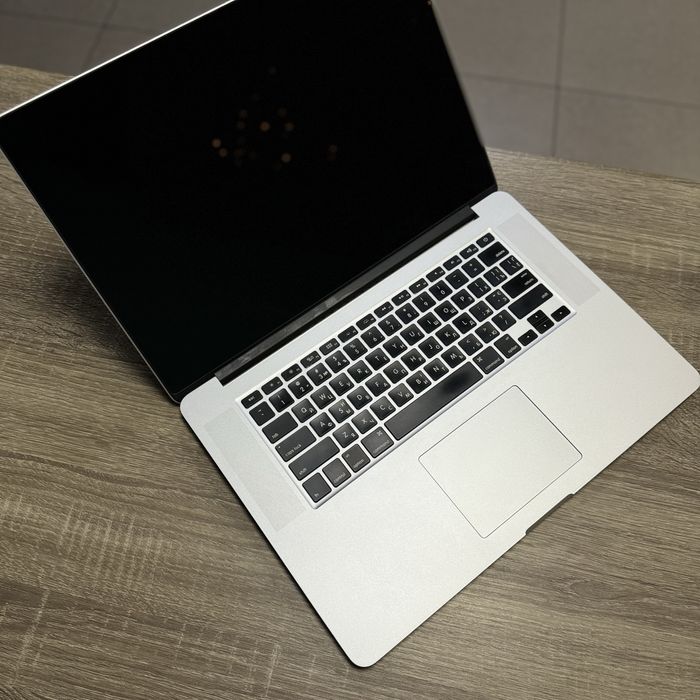 MacBook Pro 15.4 дюйми 2015 року 256 ssd 16 ram