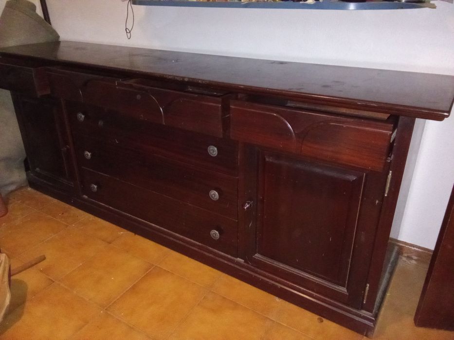 APARADOR ALENTEJANO 7 Gavetas. 2 Armários Com 2 Fotos