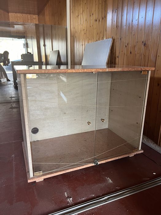 Armário para TV em mármore e vidro