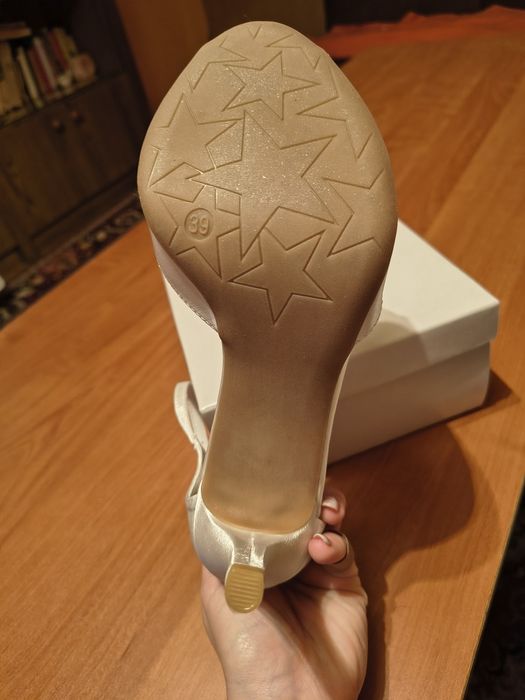 Nowe buty na szpilce