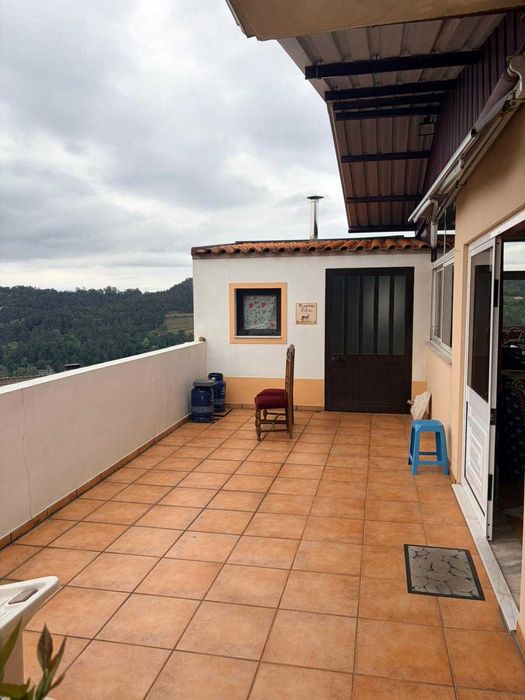 Moradia com oficina e firma Escapes S.Gens