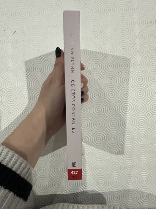 Sharp Objects - Gillian Flynn64739690711170122
