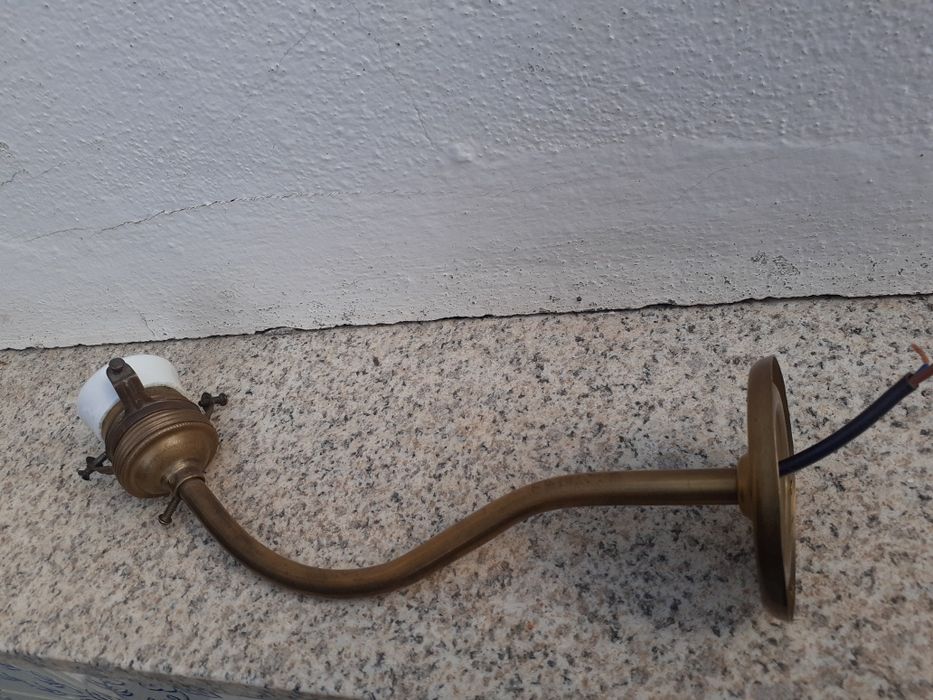 Projetor em alumínio com aplicação em tubo ou tripé, em bom estado.