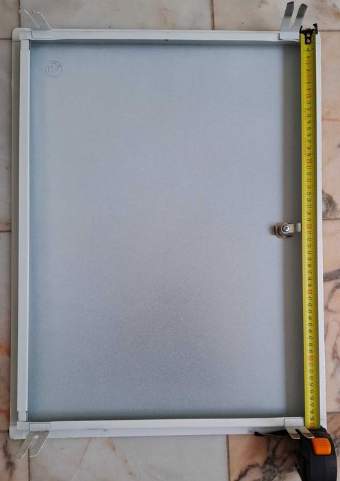 Escotilha de inspeção metálica com fechadura 600×440 mm.