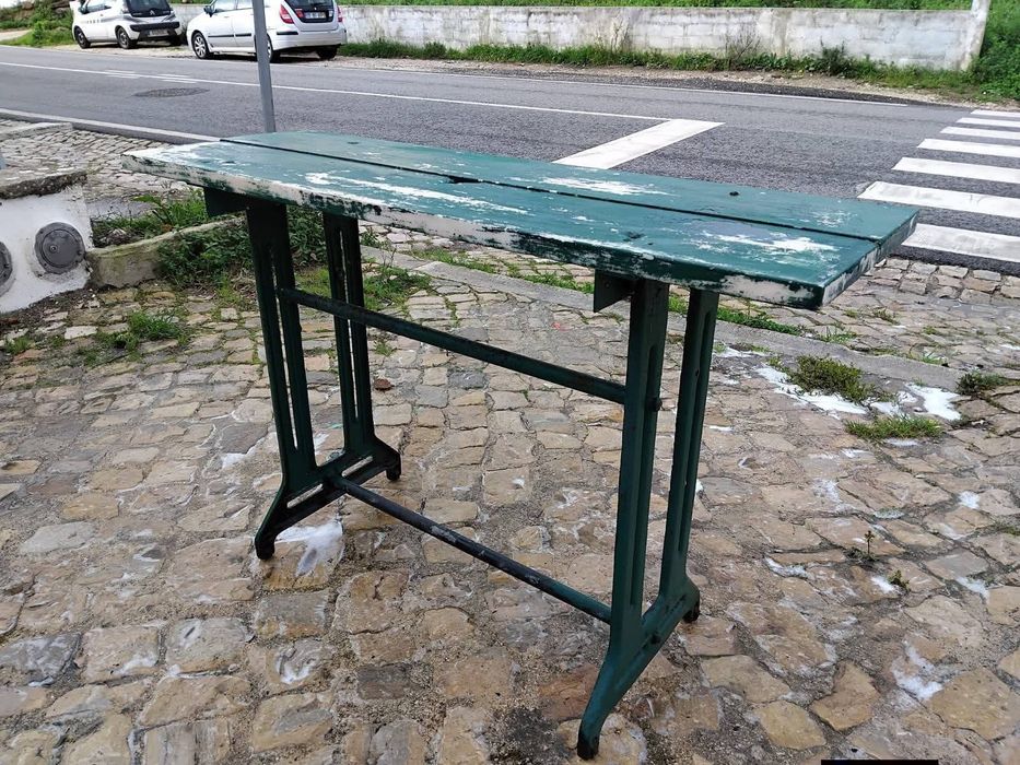 Mesa com pés em ferro e tampo em pedra