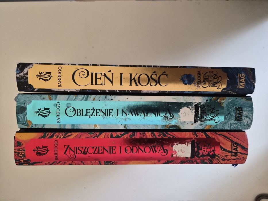 Trylogia "Cień i Kość" L. Bardugo, 2019