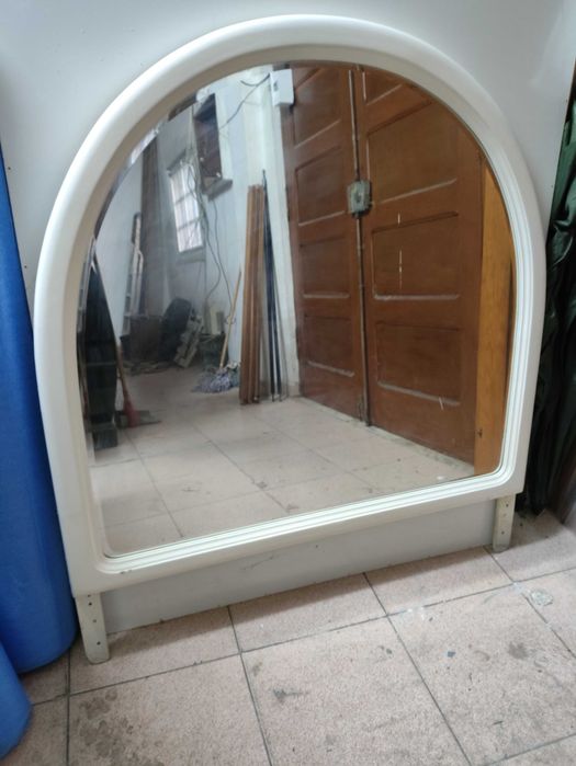 Espelho Grande em madeira branca lacada com seporte para comoda