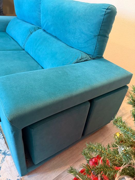 Sofá de 2 lugares + dois banquinhos para os pés. Anti-gato.