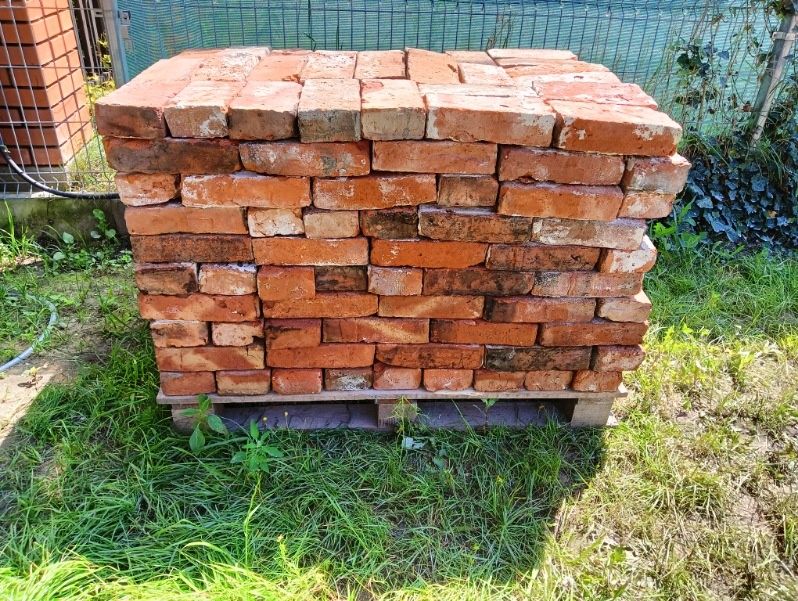 Czerwona cegła z rozbiórki