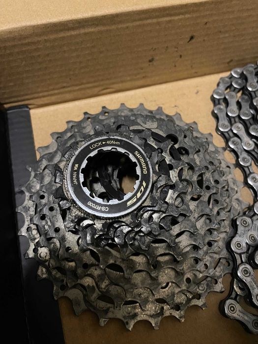 Pedaleiro, cassete e desviador Traseiro Shimano 105 11s