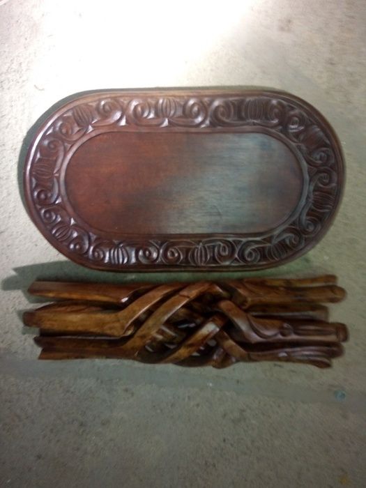 Mesa Africana com pernas num só bloco de madeira