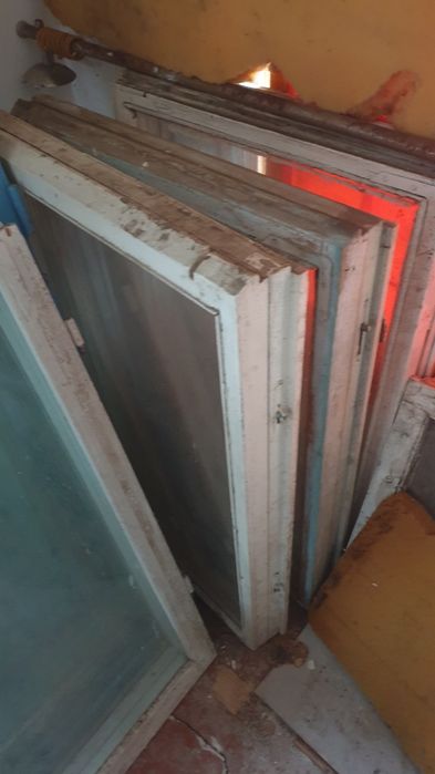 Безкоштовно віконні рами зі склом