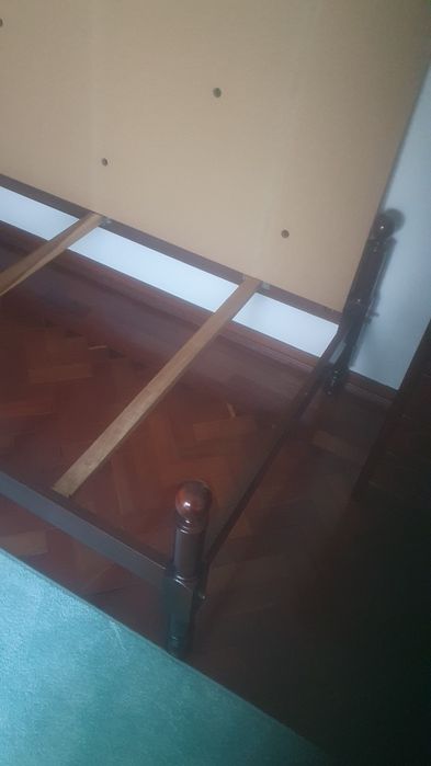 Cama de solteiro em madeira maciça
