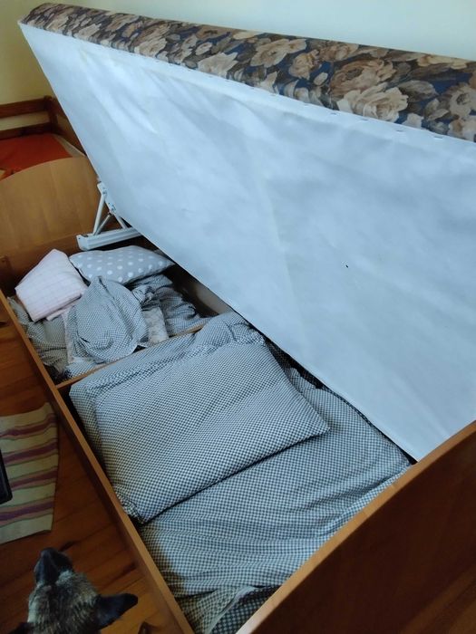 Wersalkę i  łóżko oddam.