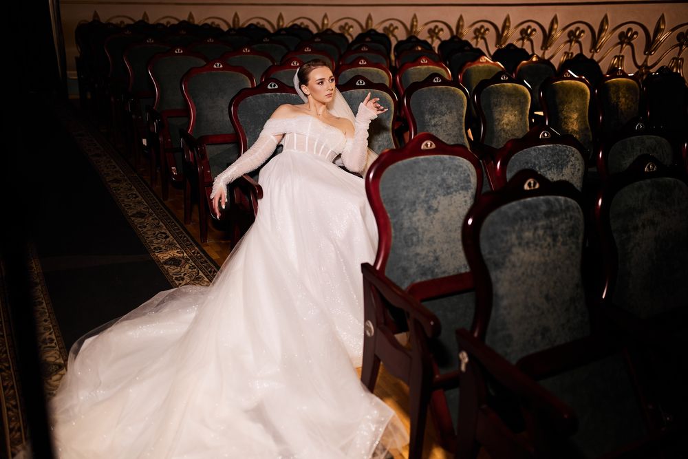 Весільна корсетна сукня зі знімними рукавчиками та шлейфом