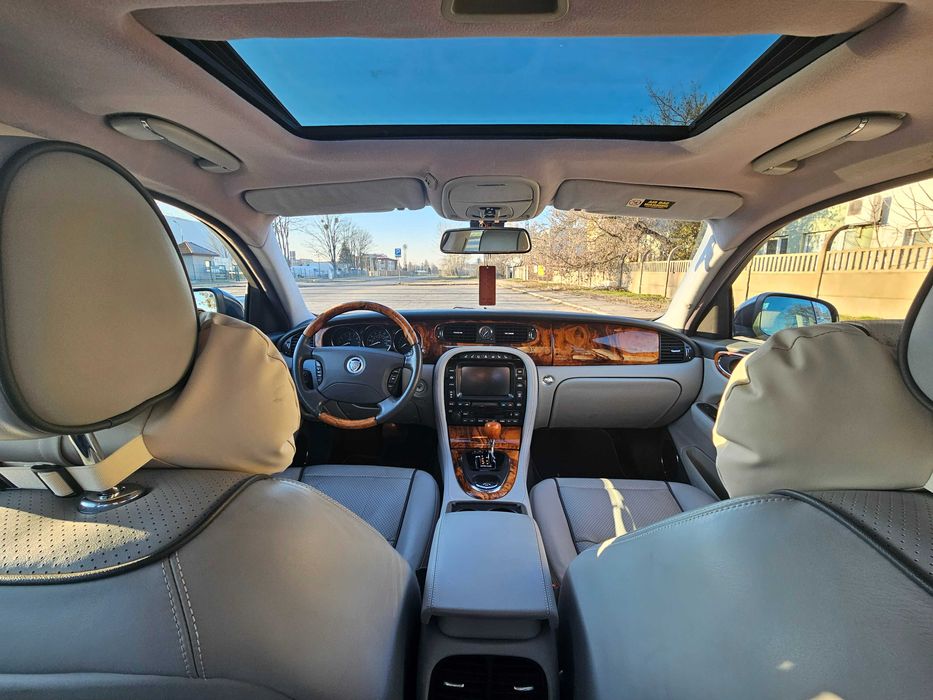 Samochód do ślubu Jaguar XJ 2009 rok.  Jasny Środek