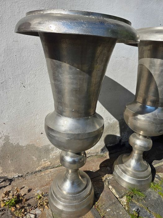 Metalowe kielichy ozdobne