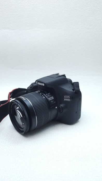 Canon EOS 2000D + Lente 18-55mm IS II Usada