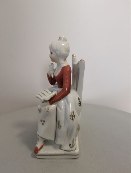 Figura de Porcelana – Senhora Clássica a Ler