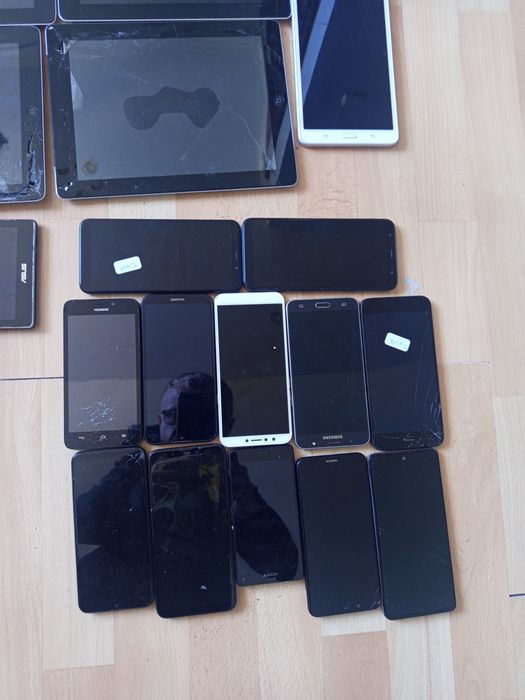 Sprzedam iPad i telefon komórkowy uszkodzone na zdjęciu