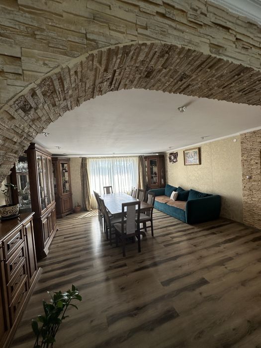 Продаж житлового будинка з комер. приміщенням (сауна ,басейн, більярд)