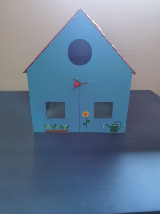 Casa de madeira com acessórios de madeira