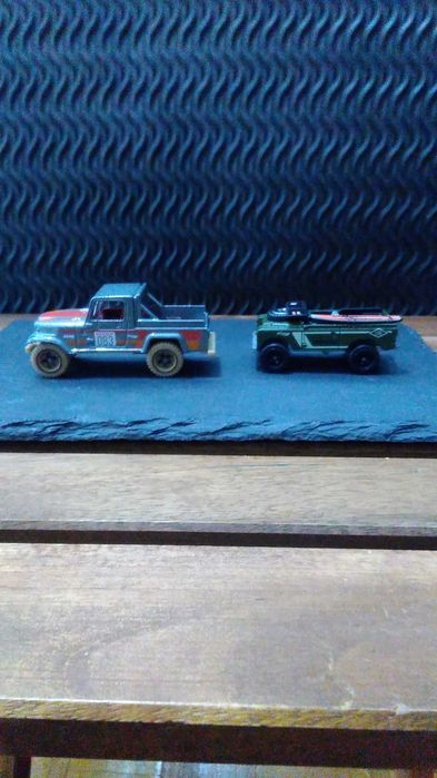 Miniatura Jeep Scrambler e Land Rover