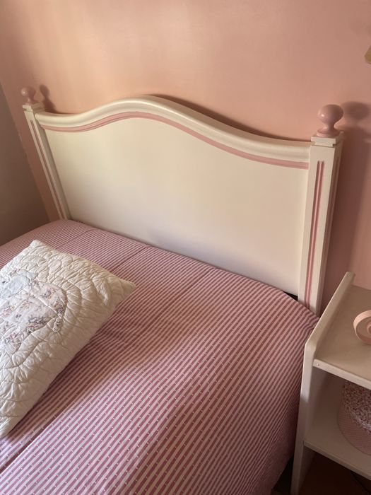 Duas camas individuais em madeira lacadas branco e rosa c/ Edredons,colchões e estrados