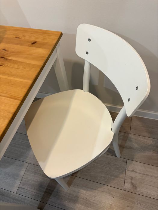 Drewniany stół z krzesłami w komplecie