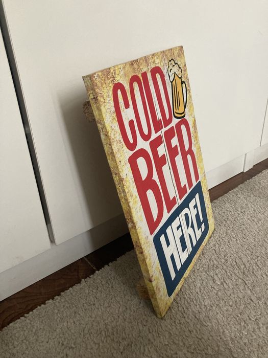 Sinal de madeira “Cold Beer Here”