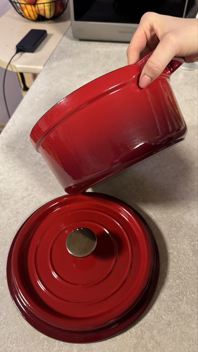 Чавунна каструля 4,6 л, 26 см, зовні емаль, для духовки і плити