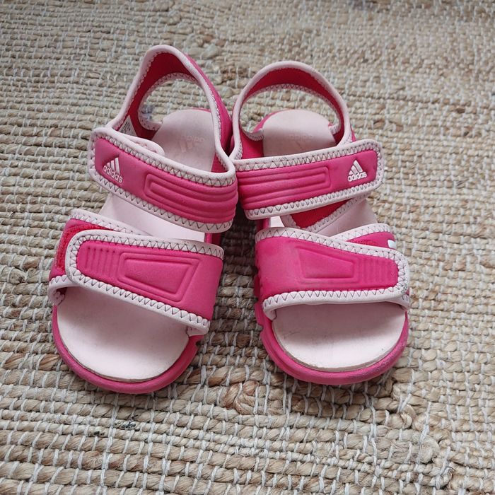 Sandałki Adidas w rozmiarze 25