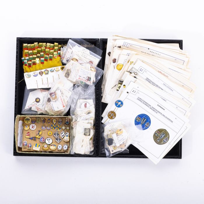 Colecionismo desportivo - Colecção de pins emblemas e crachás - 450