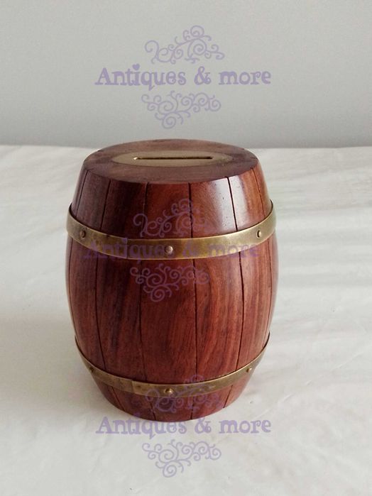 Mealheiro de madeira, formato barril de vinho