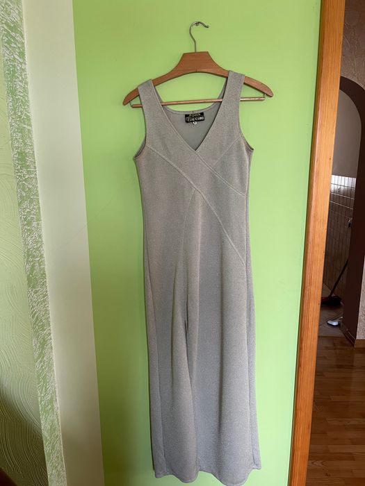 Sukienka z rozcięciem