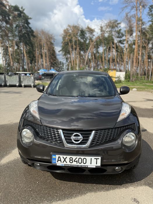 Nissan Juke шоколадного кольору кроссовер жук нисан