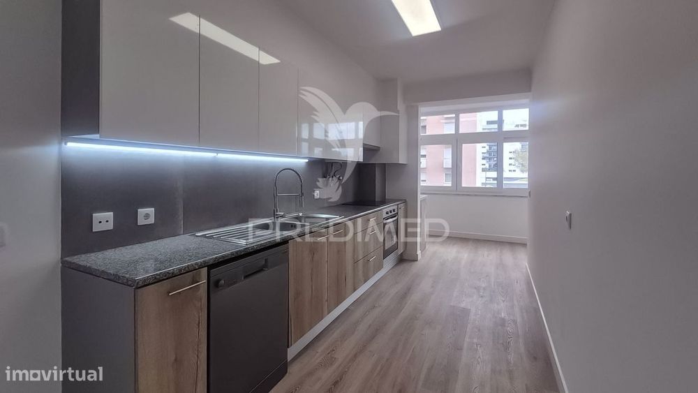 Apartamento T3 totalmente remodelado, situado na prestigiada Estrad...