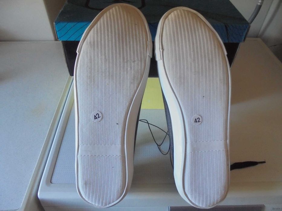 ténis de homem novos com etiqueta