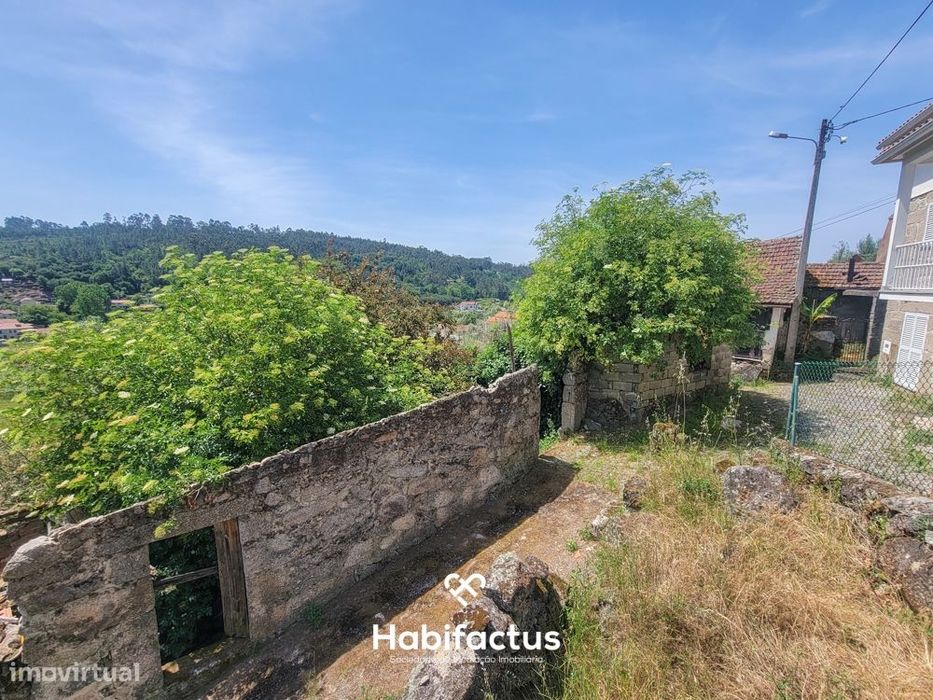 Moradia Isolada T2, para Reconstrução, c/ Varanda e 2 Terrenos á Venda