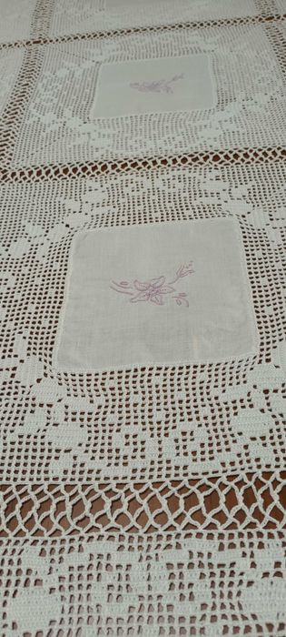 Toalha de mesa de linho e renda