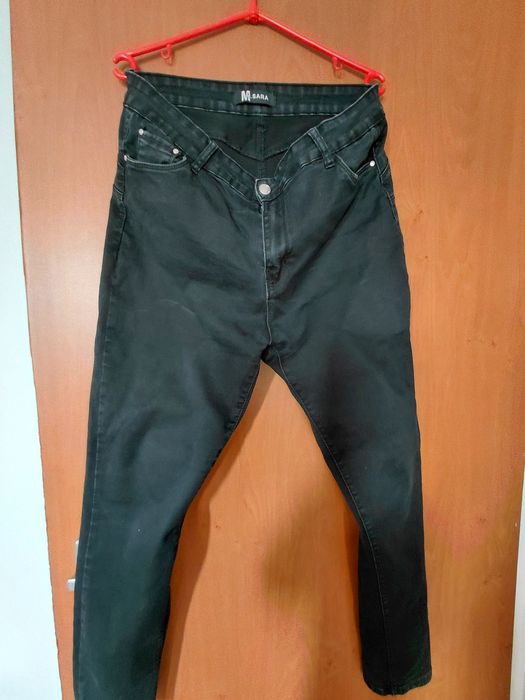 Czarne jeansy damskie