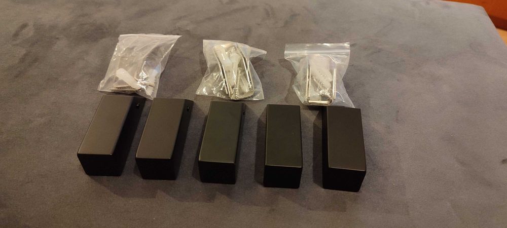 5 Wall-Mounted Hooks64738228538369123