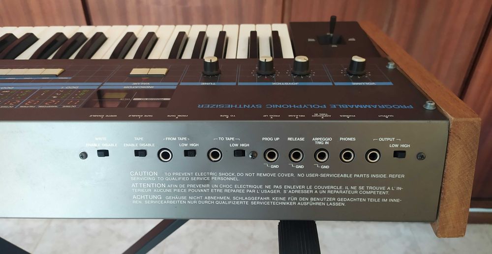 Korg Poly 61 (1982) - vintage synth analógico programável *SERVICED*