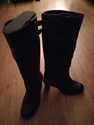 Botas cano alto em pele e camurça. Como novas