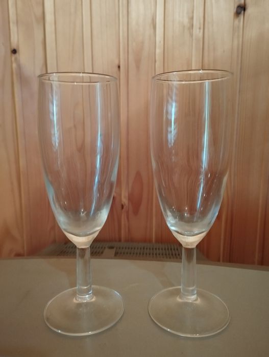 Стакани під шампанське.