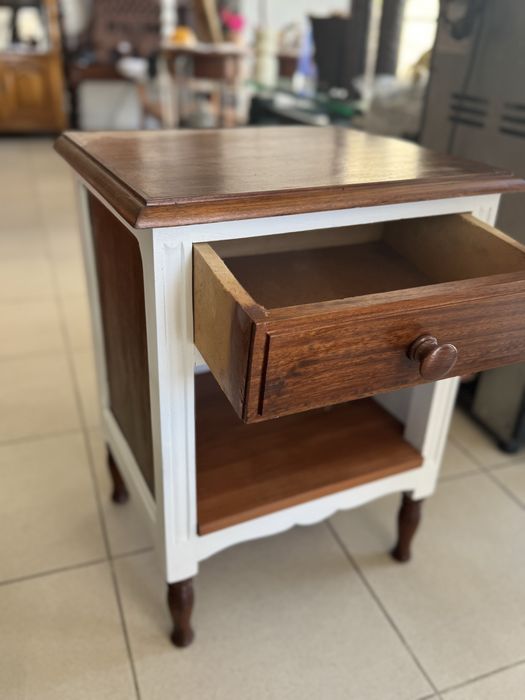 Mesinha de cabeceira restaurada/pintada