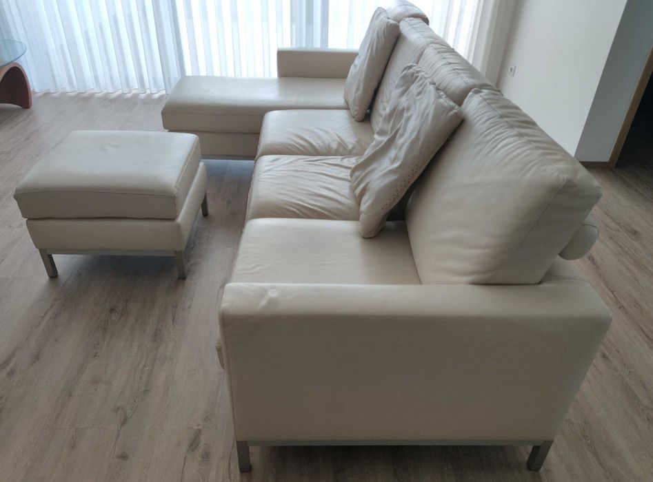 Sofá 4 lugares chaiselongue e puff