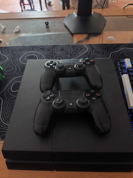 PS4 com 2 Comandos